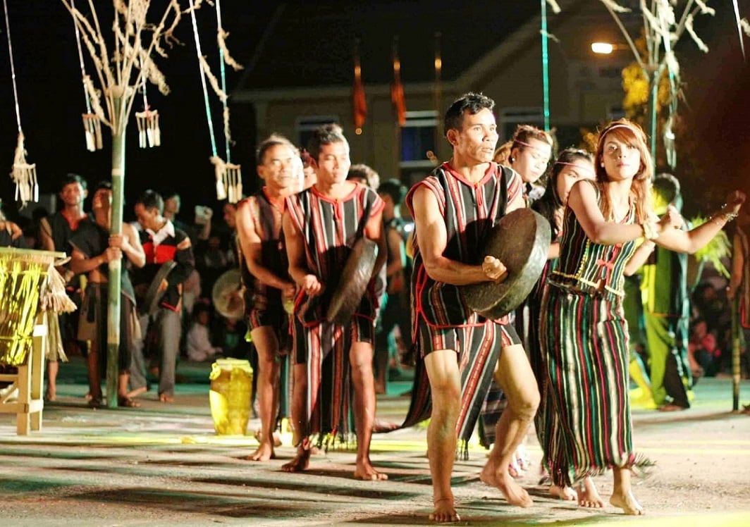 Performed by ethnic groups like the E De, Bahnar, the dance features dancers moving in graceful circles to the hypnotic rhythm of bronze gongs 